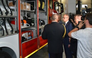 Przekazanie wozu bojowego straży pożarnej w Ełku