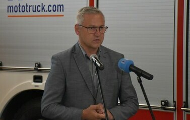 Przekazanie wozu bojowego straży pożarnej w Ełku