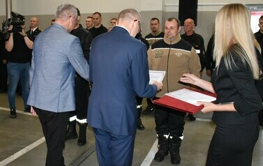 Przekazanie wozu bojowego straży pożarnej w Ełku
