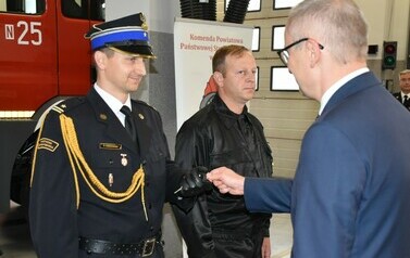 Przekazanie wozu bojowego straży pożarnej w Ełku