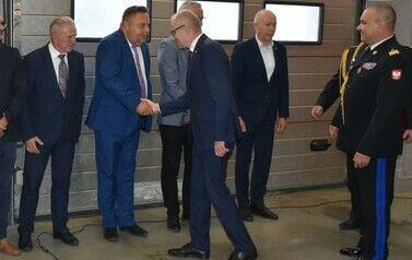 Przekazanie wozu bojowego straży pożarnej w Ełku