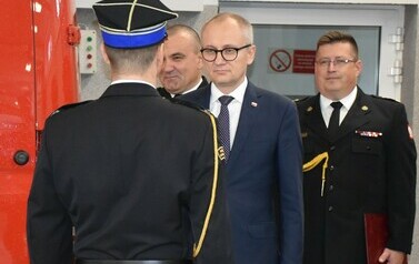 Przekazanie wozu bojowego straży pożarnej w Ełku