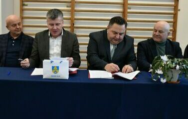 Umowa na budowę hali gimnastycznej w Woszczelach 13