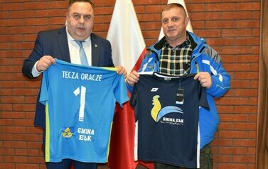 Przekazanie stroj&oacute;w drużynom z Gminy Ełk