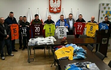 Przekazanie stroj&oacute;w drużynom z Gminy Ełk 7