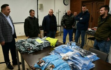 Przekazanie stroj&oacute;w drużynom z Gminy Ełk 6
