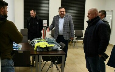 Przekazanie stroj&oacute;w drużynom z Gminy Ełk 3
