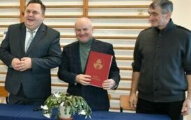 Umowa na budowę hali gimnastycznej w Woszczelach 19