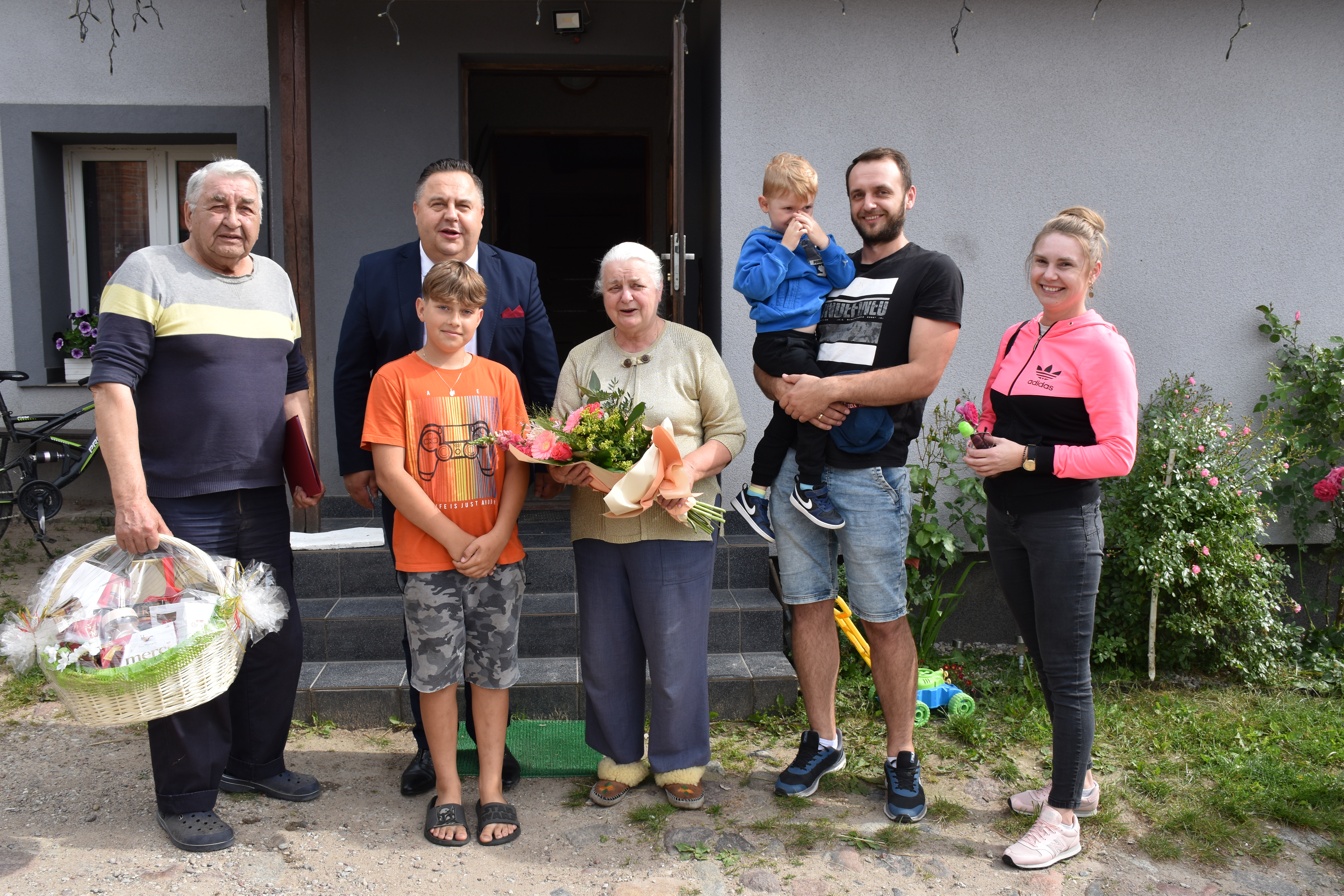 Jubilaci z rodziną i wójtem