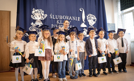 Zdjęcie do Ślubowanie uczni&oacute;w klas pierwszych w Szkole Podstawowej w Rękusach
