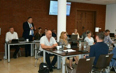 Zdjęcie do W&oacute;jt Tomasz Osewski z absolutorium i wotum zaufania