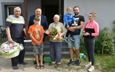 Zdjęcie do W&oacute;jt zrobił niespodziankę jubilatom w Lepakach