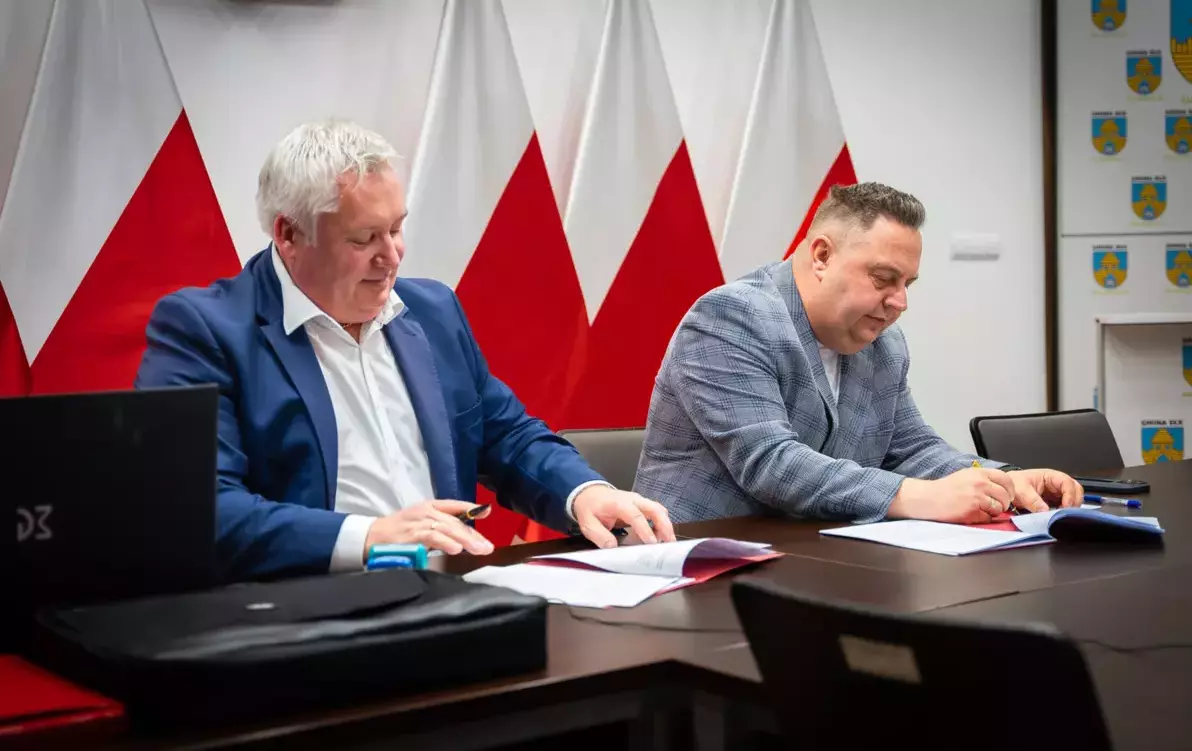 Zdjęcie do Podpisano umowę na projekt termomodernizacji budynku szkoły...